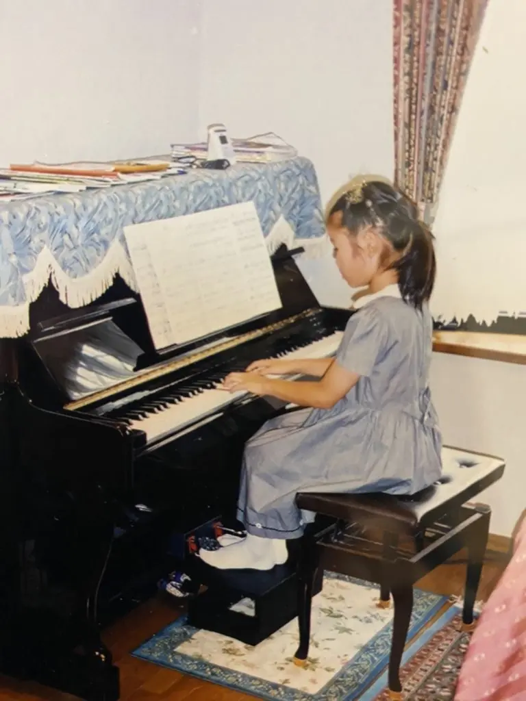 実家でピアノを弾く子供時代のハラミちゃん