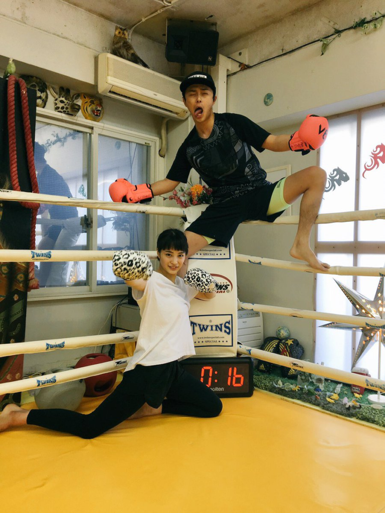 キックボクシングジムに通う広瀬すずさんと勝地涼さん