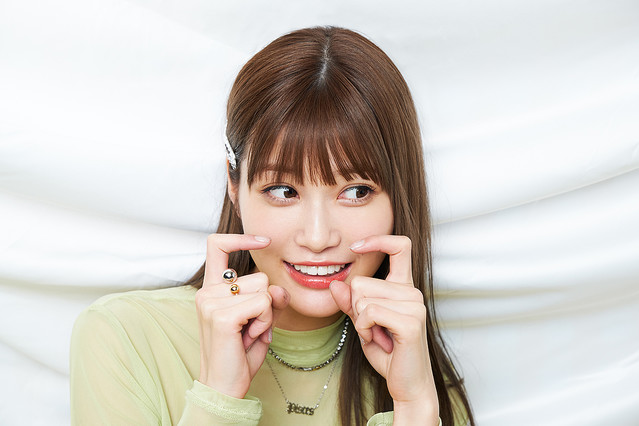指を90度に曲げるのが特技の生見愛瑠さん